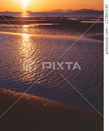 The golden tidelands of Shinmaikohama and the evening view of the Harima Sea / Kurosaki, Mitsu-cho, Tatsuno City, Hyogo Prefecture 117863140