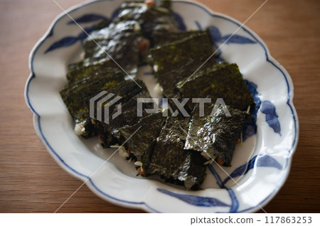 納豆飯裹著調味海苔 納豆飯裹著調味海苔 117863253