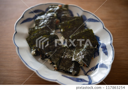 納豆飯裹著調味海苔 納豆飯裹著調味海苔 117863254