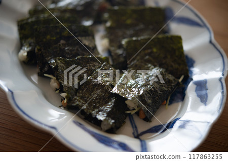 納豆飯裹著調味海苔 117863255