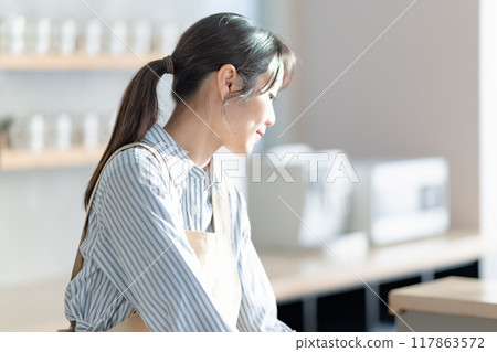 一個女人在一家咖啡館工作 117863572