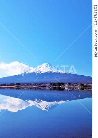 Winter blue sky and upside down Fuji 117863802