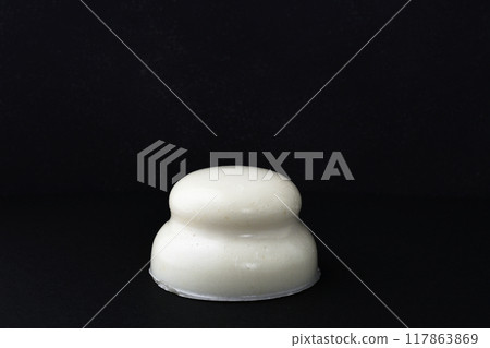 黑色背景的加賀米麻糬，附複製空間 117863869