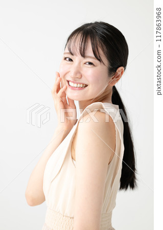 微笑的女人美麗形象連身裙 117863968