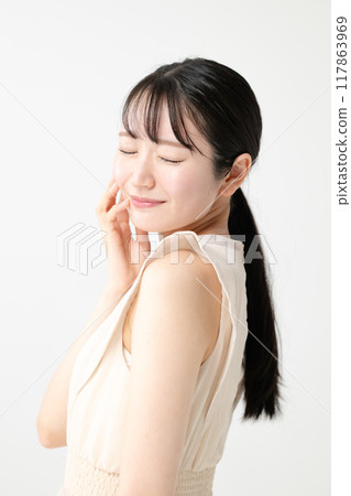 微笑的女人美麗形象連身裙 117863969