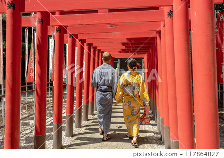 一對穿著浴衣的外國夫婦在鳥居林立的神社周圍散步 117864027