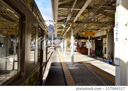 群馬縣安中市信越幹線橫川月台、停放的車輛以及通行證內的鍋飯鹽野屋店 群馬縣安中市信越幹線橫川月台、停放的車輛以及通行證內的鍋飯鹽野屋店 117864327