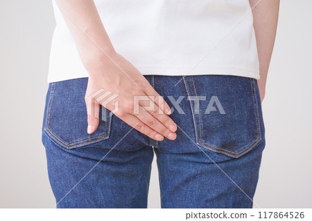 女人把手放在屁股上 117864526