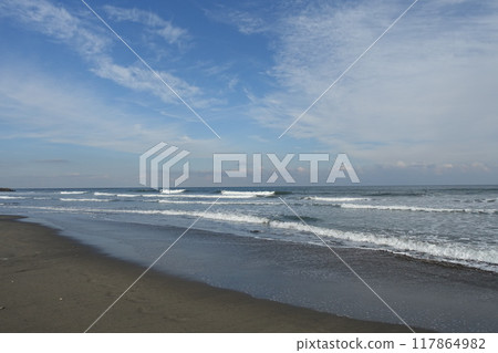陽光明媚的日子，吊崎海岸的風景 117864982