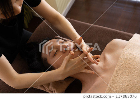 Men's facial beauty treatments 117865076