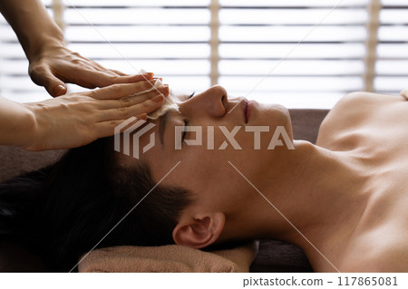 Men's facial beauty treatments 117865081