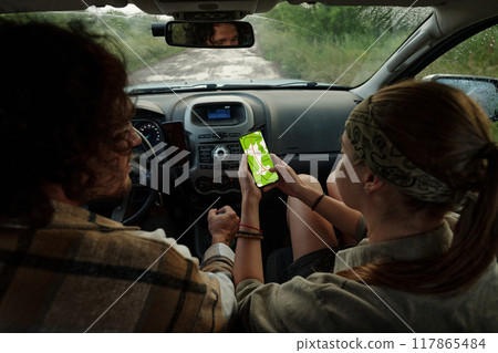 Travelers discussing map of locality 117865484