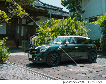 車停在寺廟前 117866593