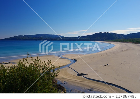 Scenery from Okinohama Observatory in Tosashimizu City, Kochi Prefecture, with white waves lapping against the backdrop of a blue sky. Ver5 117867485