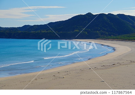 土佐清水市隱岐海岸的風景，在藍天白雲的襯托下畫出溫柔的弧線Ver1 117867564