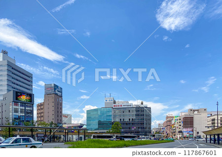 大分車站廣場旋轉和市區 117867601