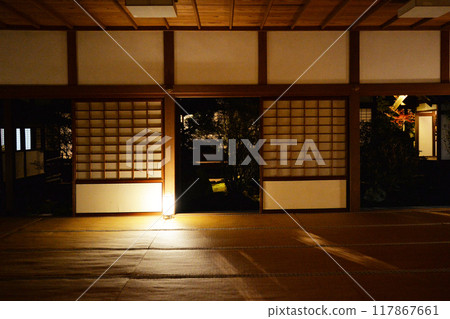 老民居的走廊和柱子 117867661