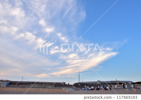 White clouds like swan wings spread across the sky at Kugenuma Beach 117869165