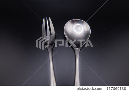 湯匙和叉子排成一排 湯匙和叉子排成一排 117869188