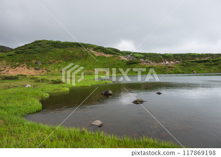 The wind blows along the banks of Kagami-ike Pond on the Sugatami-ike Pond Walking Trail. 117869198