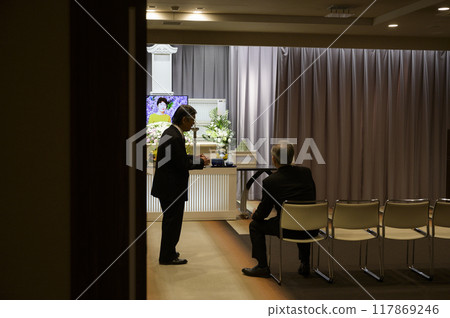 親屬在殯儀館聚會 117869246