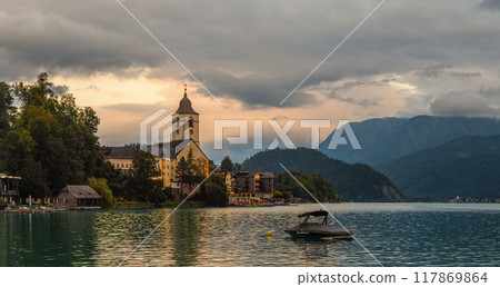 landscape with Lake Wolfgangsee, mountains and the town of Sankt Wolfgang at sunset, Austria 117869864