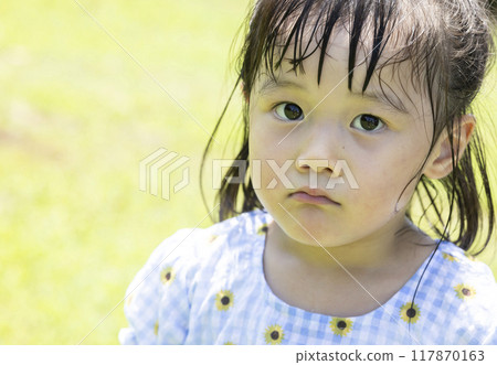 Girl looking with a troubled expression 117870163