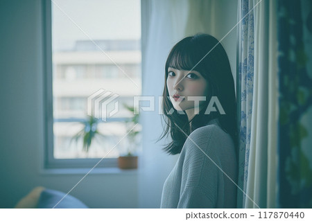 AI 生成的圖像：年輕的日本女性站在客廳的窗邊 117870440