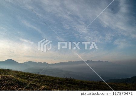 從車山山頂眺望雲海與八岳 從車山山頂眺望雲海與八岳 117870471