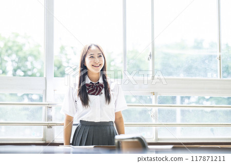 教室窗邊高中女生的肖像 117871211