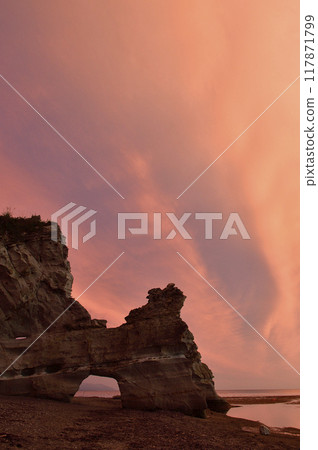 Photographing the evening scenery of Takise Coast's Kuguri Rock in Otobe, Hokkaido in summer 117871799