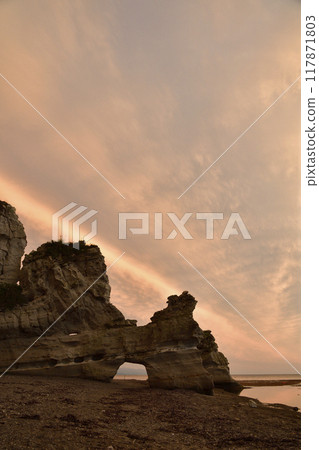 Photographing the evening scenery of Takise Coast's Kuguri Rock in Otobe, Hokkaido in summer 117871803