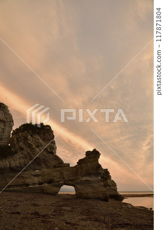 Photographing the evening scenery of Takise Coast's Kuguri Rock in Otobe, Hokkaido in summer 117871804
