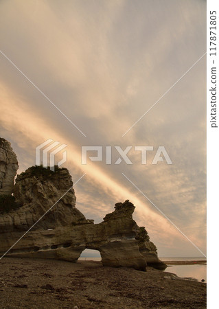 Photographing the evening scenery of Takise Coast's Kuguri Rock in Otobe, Hokkaido in summer 117871805