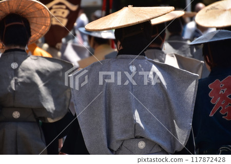 日本岐阜縣高山市，春季高山節，參加大名遊行的人們，穿著和服和金卡薩的後視 117872428