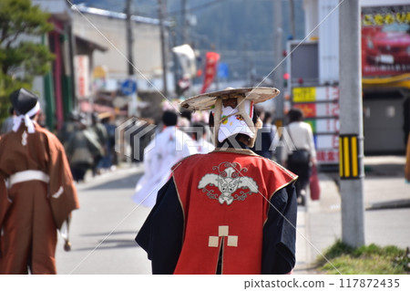 Takayama City, Gifu Prefecture, Japan: Spring Takayama Festival: People participating in the Daimyo Procession, wearing kimonos and jinbaori hats Takayama City, Gifu Prefecture, Japan: Spring Takayama Festival: People participating in the Daimyo Procession, wearing kimonos and jinbaori hats 117872435