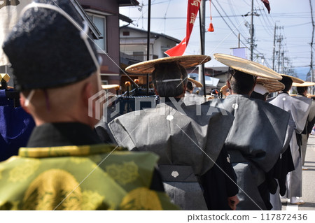 Takayama City, Gifu Prefecture, Japan: Spring Takayama Festival: People participating in the Daimyo Procession, wearing kimonos and jinbaori hats Takayama City, Gifu Prefecture, Japan: Spring Takayama Festival: People participating in the Daimyo Procession, wearing kimonos and jinbaori hats 117872436