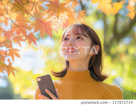 拍秋葉照片的女人 117872714