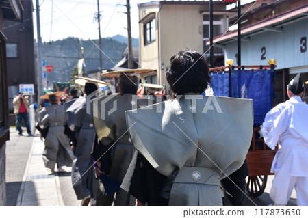 Takayama City, Gifu Prefecture, Japan, Spring Takayama Festival, Old townscape and people participating in the Daimyo procession, Back view of a man wearing a kimono Takayama City, Gifu Prefecture, Japan, Spring Takayama Festival, Old townscape and people participating in the Daimyo procession, Back view of a man wearing a kimono 117873650