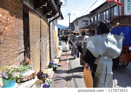 日本岐阜縣高山市,春季高山節,舊城區景觀和參加大名遊行的人們,穿著和服的男子的後視圖 日本岐阜縣高山市,春季高山節,舊城區景觀和參加大名遊行的人們,穿著和服的男子的後視圖 117873652