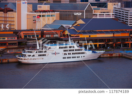 Dawn at Kobe Harborland 117874189