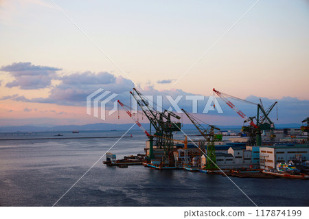 神戶港和沐浴在朝霞中的龍門起重機 117874199