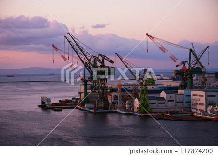 Kobe Port and gantry cranes in the morning glow 117874200