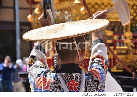 Takayama City, Gifu Prefecture Spring Takayama Festival A boy ringing a small bell called Togeiraku, wearing a jinbaori hat and a golden portable shrine Takayama City, Gifu Prefecture Spring Takayama Festival A boy ringing a small bell called Togeiraku, wearing a jinbaori hat and a golden portable shrine 117874238