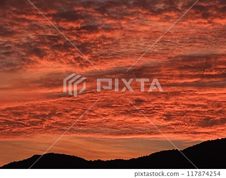 燃燒的日落風景 117874254