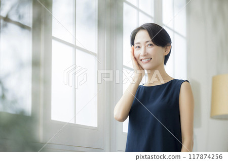 客廳裡的中年婦女 117874256