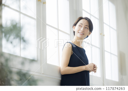 客廳裡的中年婦女 117874263