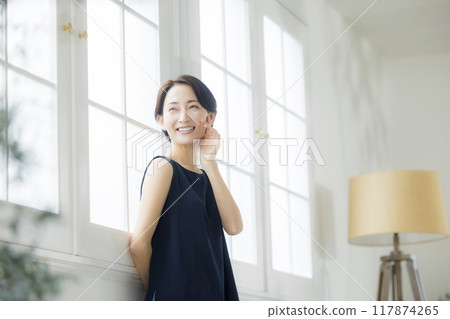 客廳裡的中年婦女 117874265