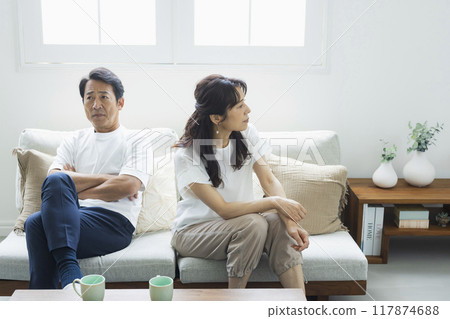 客廳裡的中年夫婦 117874688