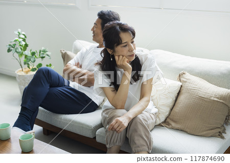 客廳裡的中年夫婦 117874690